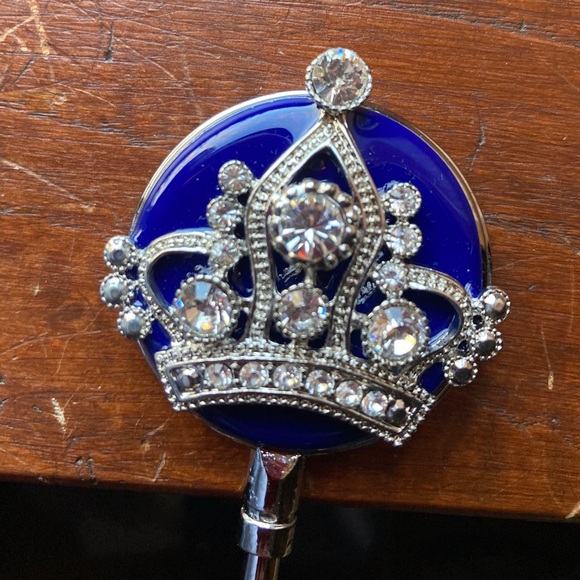 Swarovski Crystal Crown Design on Enameled Purse Hanger/Holder - Picture 4 of 5